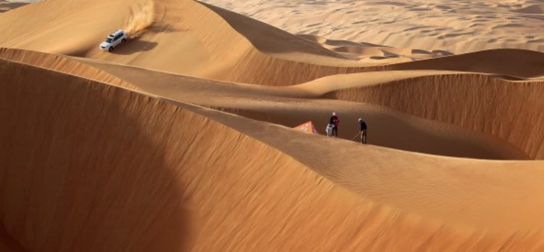<h2>Abschlag in den Dünen</h2>
Das Sandmeer der Liwa Wüste im Landesinneren liefert ebenfalls einen atemberaubenden Anblick. Während der Drive von Martin Kaymer elegant in die Dünen segelt, dreht ein Jeep spektakuläre Schleifen auf einer Sand-Rampe. Ein Ausflug in die raue Wüste lohnt sich jedoch nicht nur, um ein paar Bälle zu schlagen.<br>(Foto:Getty)
