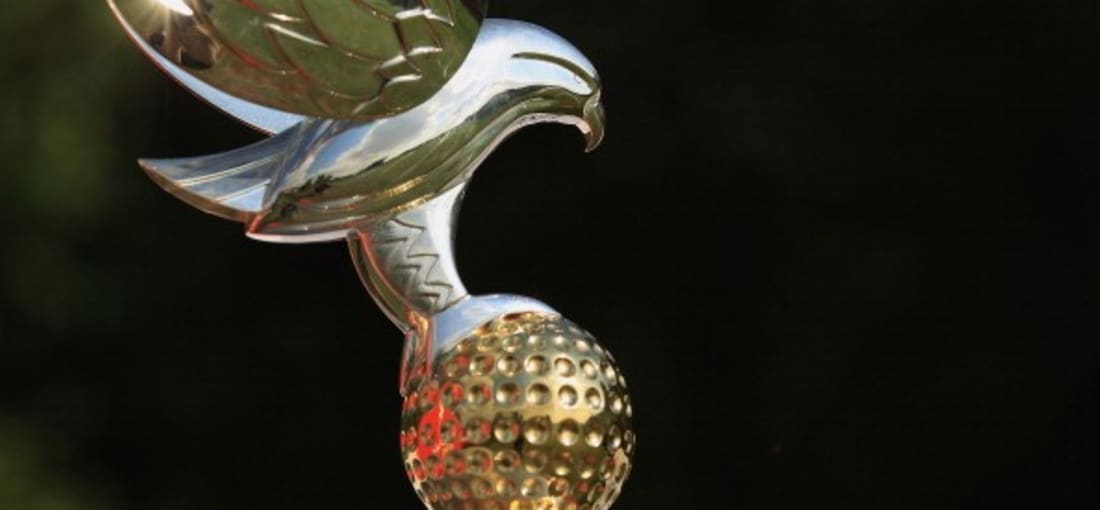 <h2>Einen Golfball fest in den Klauen</h2>
Auch die begehrte Trophäe der Abu Dhabi HSBC Golf Championship ziert ein edler Falke. Seit 2006 gastiert die European Tour im Zuge des Desert Swings traditionell im Abu Dhabi Golf Club. <br> (Foto: Getty)