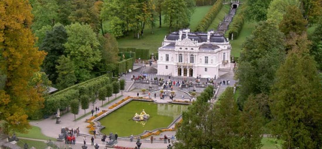 <h2>Schloss Linderhof</h2>
Das kleinste der drei Schlösser König Ludwigs II war sein Lieblingsschloss und ist das Einzige das noch zu seinen Lebzeiten fertiggestellt wurde (Foto: flickr).