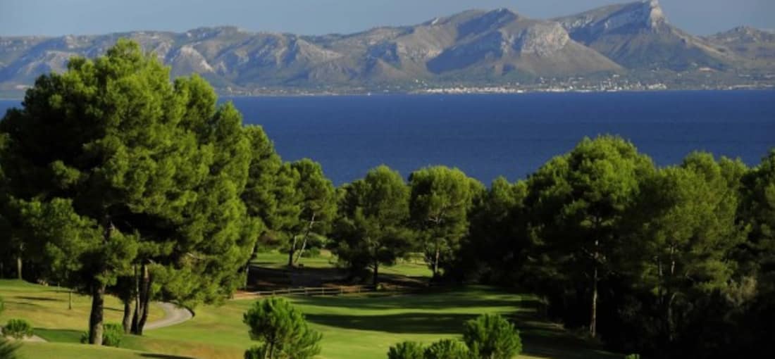 Der Club de Golf Alcanada liegt im Norden Mallorcas und ist direkt am Meer gelegen. Er bietet von fast allen Löchern einen traumhaften Meerblick. Dieser Golfplatz zählt zu den renommiertesten in Spanien und Europa. (Foto: Club de Golf Alcanada)