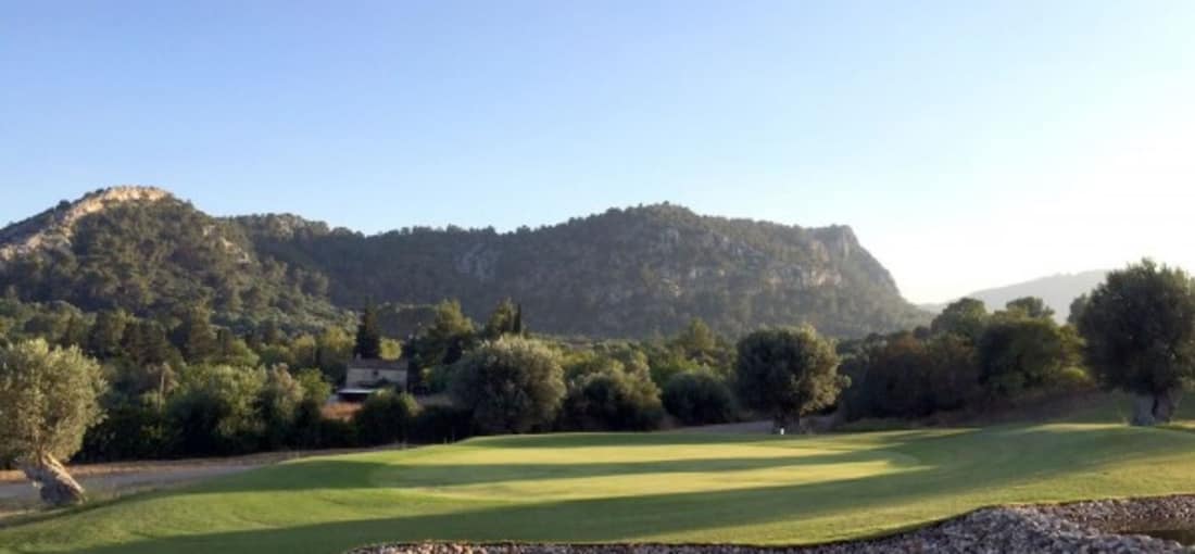Golf Pollensa ist ein 9-Loch-Platz der sich wie folgt charakterisiert: Hügelig mit schmalen Fairways und bietet einen grandiosen Ausblick. (Foto: Golf Pollensa)