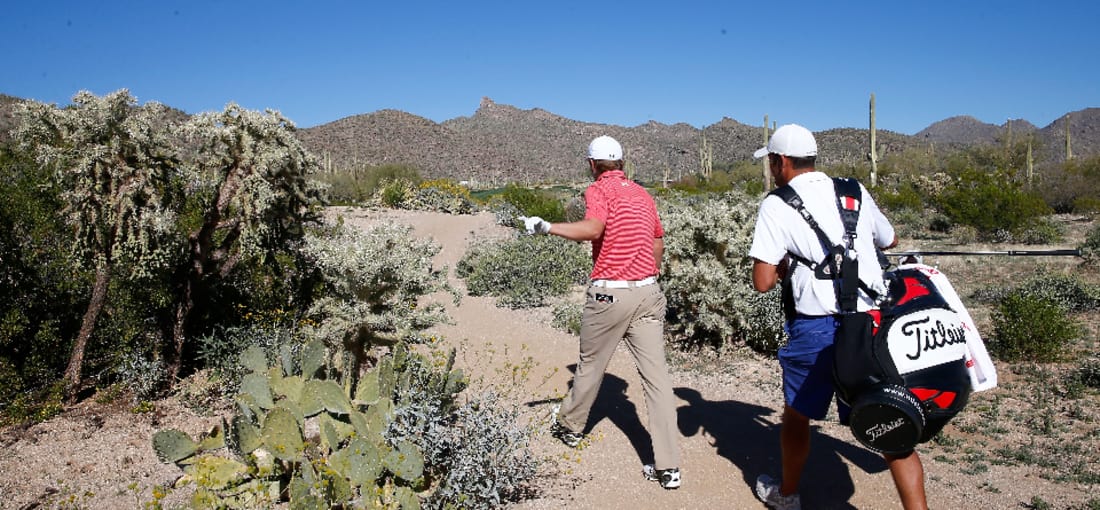 Jordan Spieth auf dem Weg zum nächsten Loch. Bei der Übungsrunde bereitet er sich auf sein Match gegen Pablo Larrazabal vor. (Foto: Getty Images)