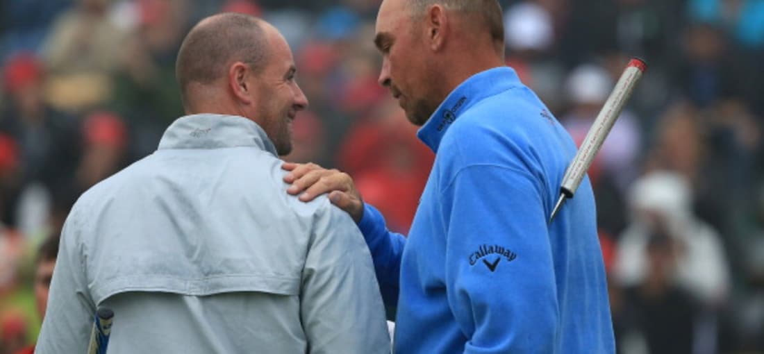 Gönnen können: Björn tröstet Lee, dem im Playoff nur knapp sein erste Sieg auf der European Tour durch die Lappen ging. (Foto: Getty)