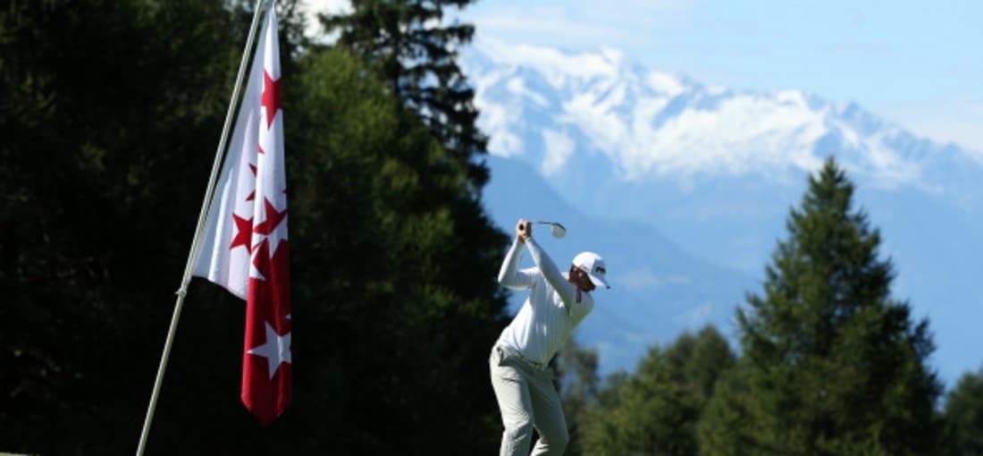 ... genießen die Golfpros eine grandiose Bergkulisse. (Foto: Getty)