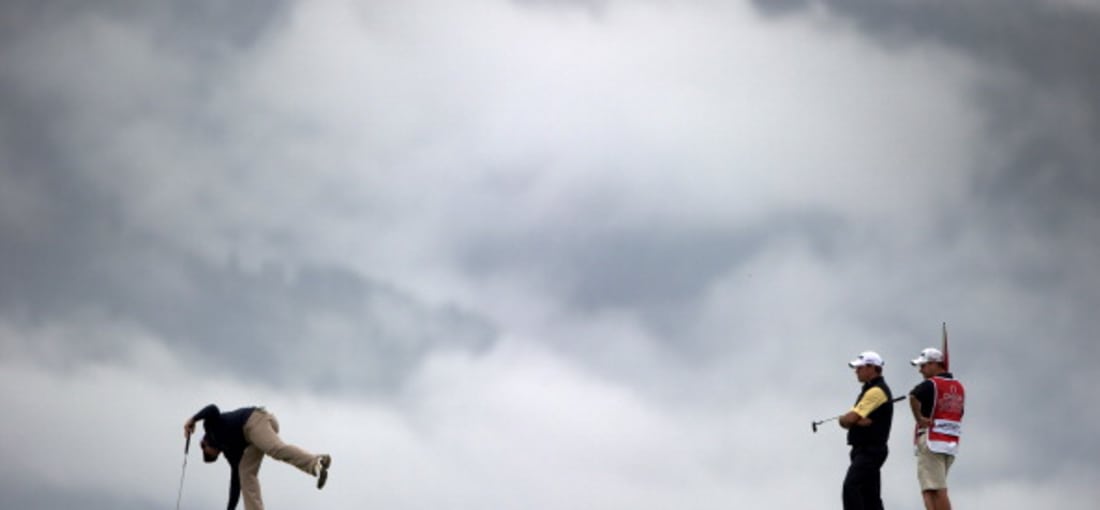 Lee Westwood aus England beobachtet bei aufziehendem Nebel den US Open Champion Rory McIlroy am siebten Loch. (Foto: Getty)