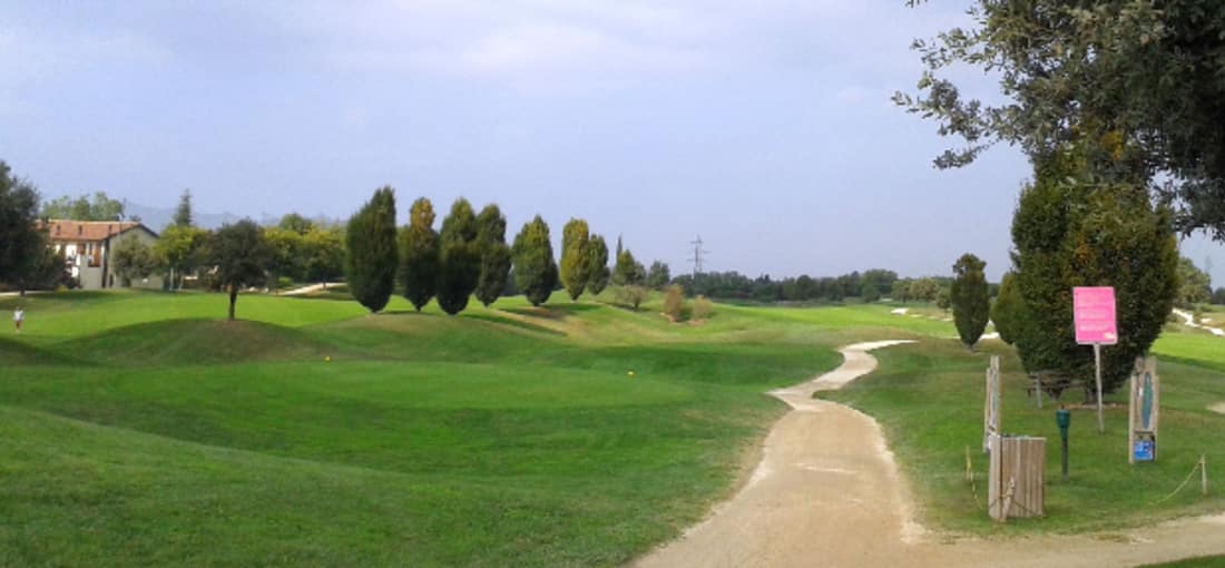 Das Golf Post Team hat es sich auch nicht nehmen lassen am Gardasee einmal Golf zu spielen. Dabei sind die nun folgenden Bilder entstanden. Schon hier zu sehen: Die Zypressenbäume. (Bild: Golf Post)