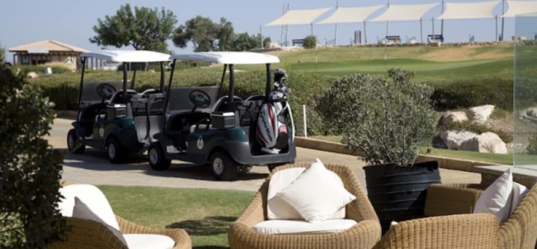 Neben dem herrlichen Ausblick auf den Ort, wo Aphrodite, die Göttin der Liebe, der Legende nach dem Meer entstiegen ist, bietet der Golf Club auch eine zugehörige Drei-Loch-Golfakademie und ein luxuriöses Clubhaus. (Foto: Aphrodite Hills Resort)