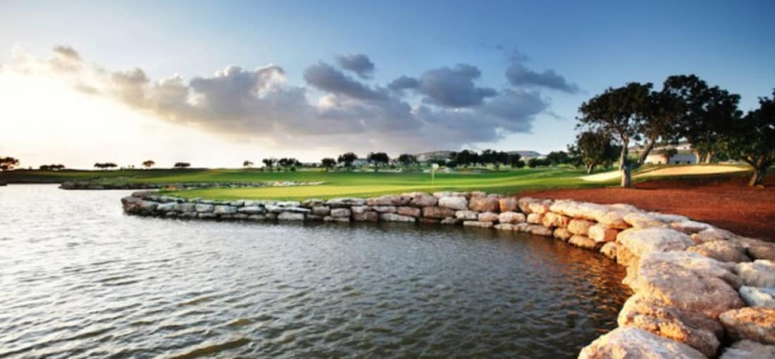 Dramatische Vorsprünge aus verwittertem Kalkstein stehen eindrucksvoll mit den dunkelgrünen Fairways in Kontrast. (Foto: Eléa Golf Club)