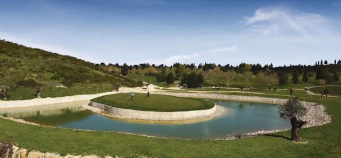 Auf einer Seehöhe von 550 Metern ist Minthis Hills ein Golfplatz für alle Jahreszeiten mit atemberaubender Bergsicht, wo man kühle Brisen sogar während der Sommerzeit genießen kann. (Foto: Minthis Hills Golf Club)