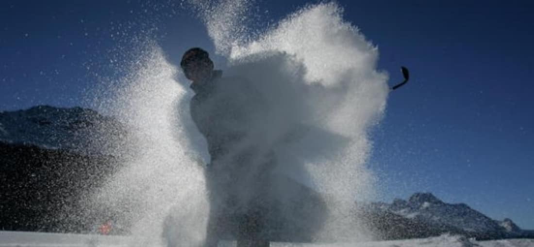 <h2>Snow Golf Championship</h2>
Selbstverständlich kommen auch Golfer auf ihre Kosten. Sogar im Winter! Jährlich findet die "Chivas Snow Golf Championship" an wechselnden Orten statt. (Foto: Getty)