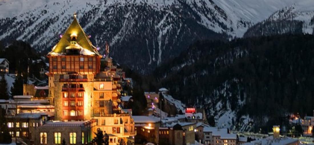 <h2>Spezialitäten und Kurioses</h2>
... oder bei Nacht. St. Moritz bietet seinen Besuchern Spezialitäten und Kurioses. (Foto: flickr.com/ForsterFoto)