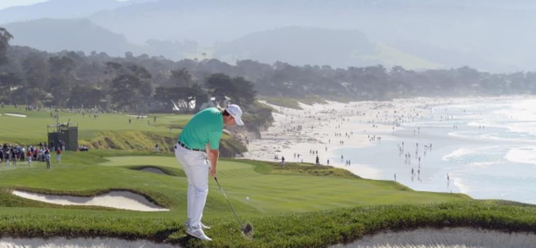 Bunkerschlag vor atemberaubender Kulisse auf dem Pebble Beach Golf Links. (Foto: Getty)