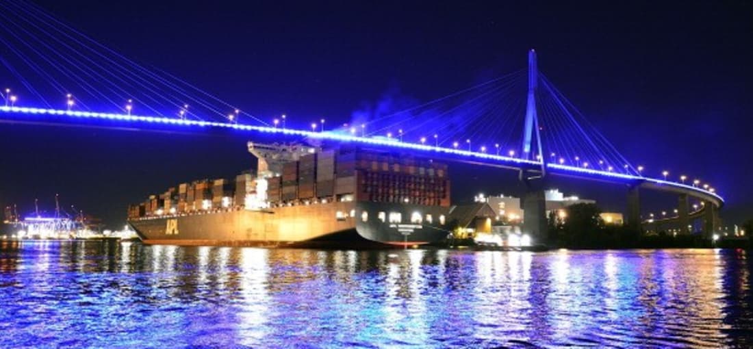 Der Hamburger Hafen bei Nacht. (Foto: Getty)