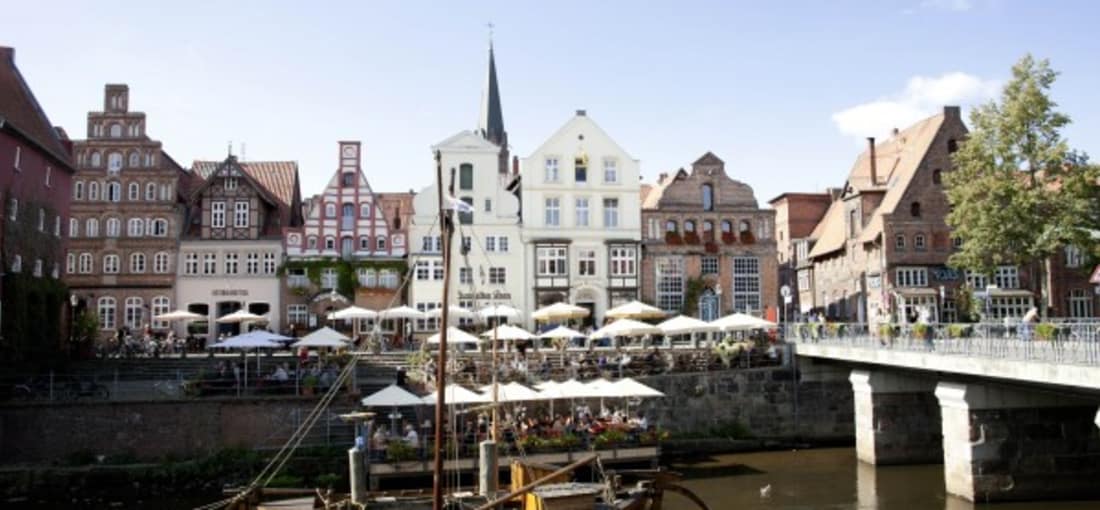 Segelboote lassen sich gut in Verbindung mit einem Besuch in einem der vielen Cafés am Stintmarkt Lüneburg beobachten. (Foto: Hamburg Marketing GmbH)