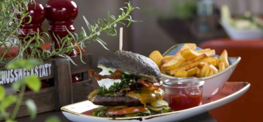 Hausgemachte Burger und Pasta stehen auf der Speisekarte.