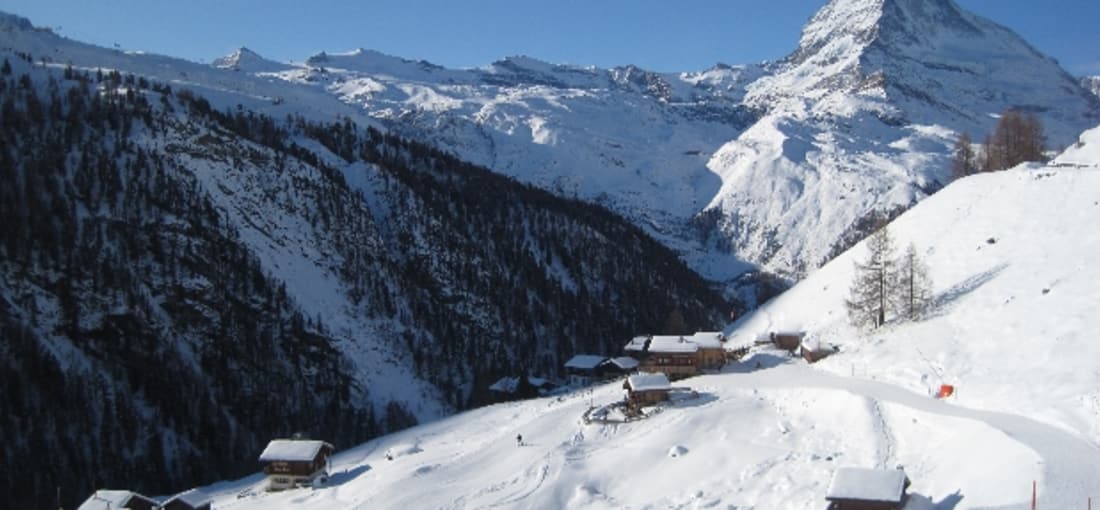 Piste in Zermatt - Im Hintergrund das imposante Matterhorn, dass als Inspiration für die Dreieckige Form der Toblerone Schokoriegel gilt (Foto: Dsearls)