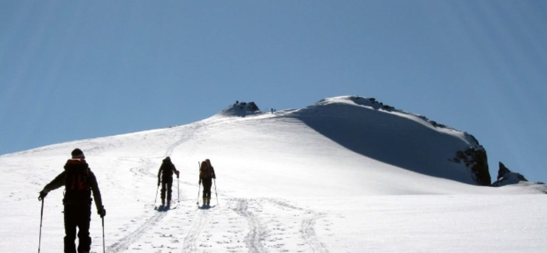Drei Skibergsteiger nähern sich dem Gipfel des Grossstrubels auf 3240m in Adelboden (Foto: Ai@ce)