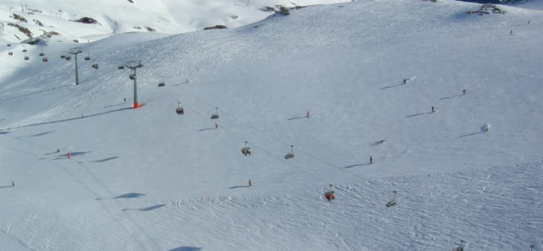 Blick aus der Gondel auf die breiten Pisten von Davos und Klosters (Foto: clukes)