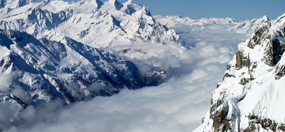 Aussicht vom Gipfel des Titlis über das wolkenverhangene Tal in Engelberg (Foto: Ragnar1984)