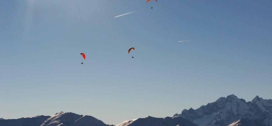 Drei Paraglider über der traumhaften Kulisse des 4 Vallées in Verbier (Foto: Leo-setä)