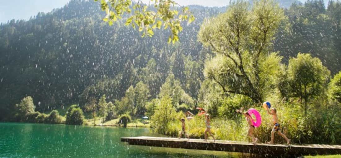 <h2>Der Afritzer See bei Feld am See</h2> Mit vielen Möglichkeiten zum Betreiben von Wassersport zieht der See jährlich viele Besucher in die Gegend. (Foto: Kärnten)