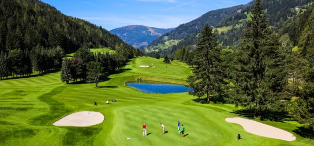 <h2>Golfanlage Kaiserburg Bad Kleinkirchheim</h2> Ob für Anfänger oder Könner, die Golfanlage Bad Kleinkirchheim zählt zu den renommiertesten in Österreich. Der auf 60 Hektar errichtete und von Don Harradine mit viel Gefühl ins Bad Kleinkirchheimer Tal gezirkelte 18-Loch-Championplatz „Kaiserburg“ bietet so ziemlich alles, was das Golferherz begehrt. Ein lang gestreckter, anspruchsvoller und sportlicher Platz bei satten hügeligen 6.006 Metern. In einer klassischen 8er-Schleife angelegt, bietet er sehr breite Fairways, schnelle Greens und sehr abwechslungsreiche Löcher. Macht nicht nur auf der Skipiste gute Figur: Olympiasieger Franz Klammer, der auf seinem „Hausplatz“ gerne zum Schwung ausholt. (Foto: Kärnten)