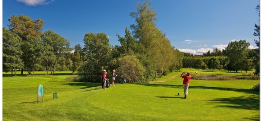 <h2>Golfanlage Moosburg Pörtschach</h2> Nur drei Kilometer vom Wörthersee entfernt, 1992 mit dem „Premier European Golf Course“ ausgezeichnet, und ab 2006 mit „first class superior“ klassifiziert, befindet sich auf einem malerischen Plateau die Golfanlage Moosburg-Pörtschach. Die in einer Parklandschaft gelegene Anlage besteht aus einem 18-Loch-Platz (Par 72), einer 9-Loch-Anlage (Par 35) und einer angeschlossenen Golfakademie. Nicht nur Golfer lockt das Clubrestaurant an, über den Gourmettempel – so munkelt man – soll so mancher Sportmuffel bereits seine Passion für den Golfsport entdeckt haben. (Foto: Kärnten)