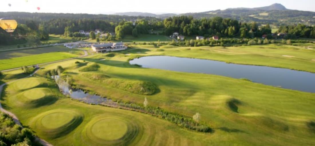 <h2>GC Klagenfurt-Seltenheim</h2> Der von einem der renommiertesten amerikanischen Golfplatz-Designern gebaute Championship-Platz zählt zu den besten Plätzen Österreichs. Er vereint Charakteristika eines klassisch schottischen Links-Kurses mit Fairways und Greens im American-Style, wobei das Wasser permanent eine mehr oder weniger große Rolle spielt. Ein absolutes „Must Play“. Am 9-Loch Romantikkurs, der durch Waldgebiet führt, sind Hunde an der Leine erlaubt. Das Clubhaus mit seiner Terrasse wird außerdem nicht zu Unrecht als eines der schönsten im ganzen Land bezeichnet. (Foto: Kärnten)