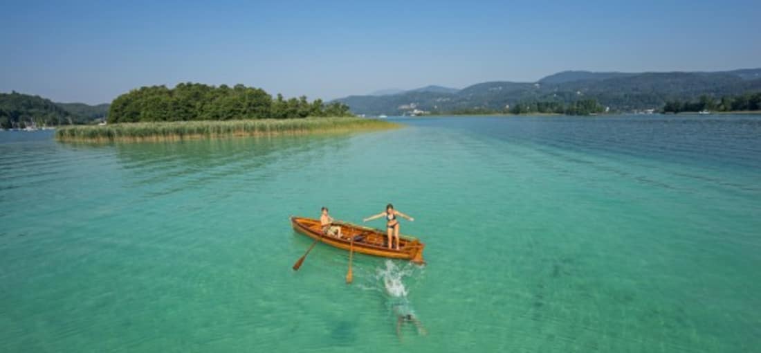 <h2>Die Kapuzinerinsel am Wörthersee</h2> Die kleine bewaldete Insel in Maria Wörth eignet sich ideal für einen Ausflug bei schönem Wetter. Hinüber geht es mit einem Motorboot. Kärnten ist auch bekannt für seine zahlreichen Seen ... (Foto: Kärnten)
