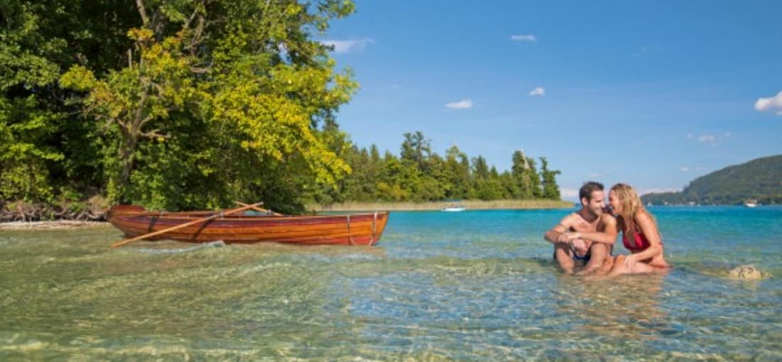<h2>Der Wörthersee</h2> Der wohl bekannteste See Österreichs liegt mit seiner 17 Kilometer Länge in der Hügellandschaft des Dreiländerecks Österreich, Italien und Slowenien. Rund um den See befinden sich insgesamt 4 Golfanlagen. (Foto: Kärnten)