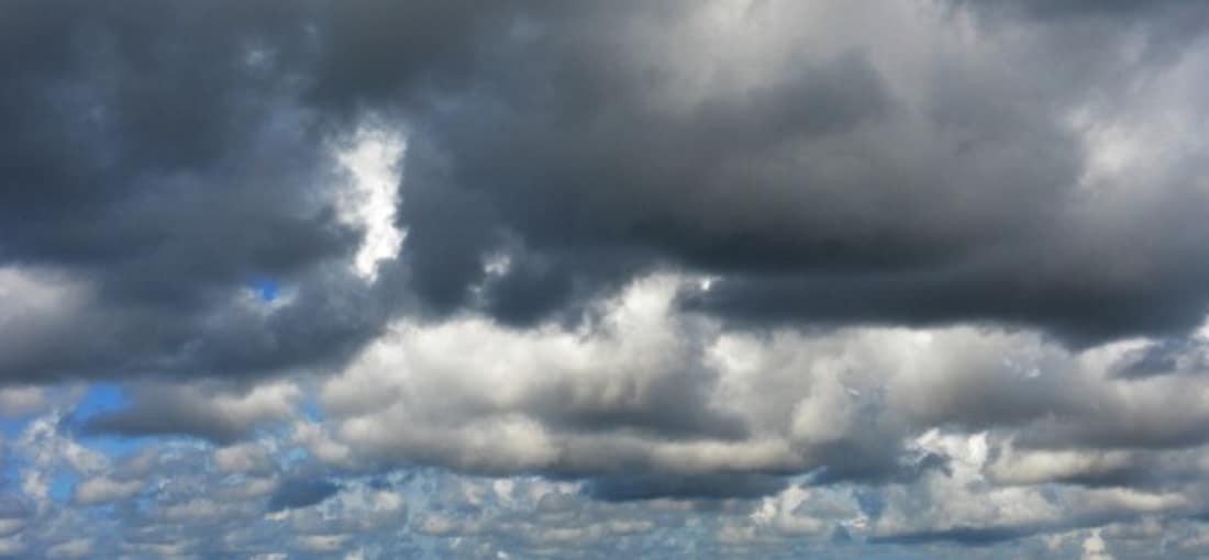 <h2>Reetdachhäuser</h2>
Typisch für die Region sind die schönen Reetdächer auf den Häusern. Das Nordseewetter kann auch mal etwas rauer sein. Davon lässt man sich aber nicht unter kriegen und kann im Warmen eine Friesentorte essen und Kaffee trinken (Foto: getty).