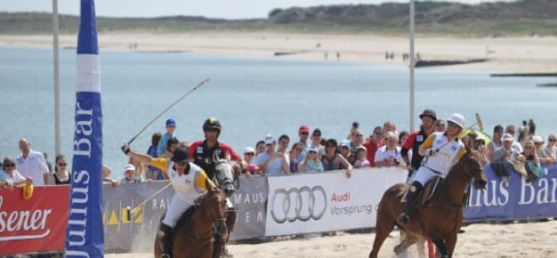 <h2>Beach Polo</h2>
Auf Sylt finden viele verschiedene sportliche Veranstaltungen statt (Foto: getty).