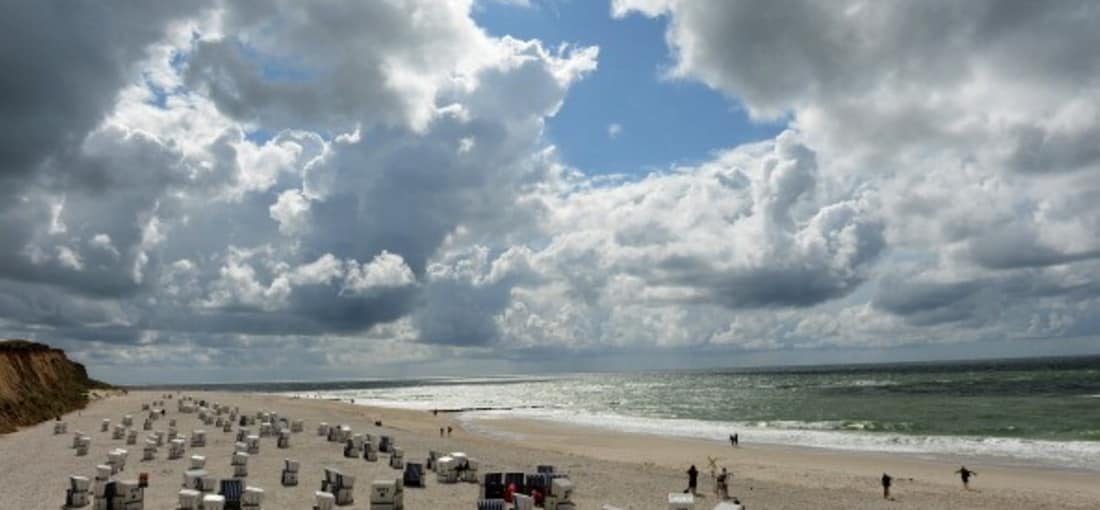 <h2>Breite Strände und Dünenlandschaften</h2>
Und die Strände auf Sylt erfüllen jedem Besucher sein ganz persönliches Freiheitsgefühl (Foto: getty).