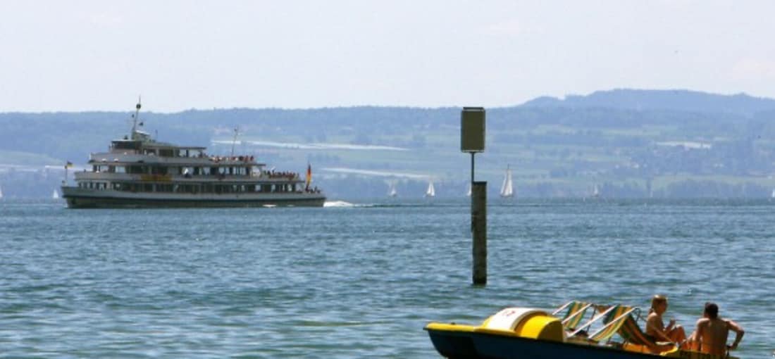 <h2>Maschinen- oder Muskelkraft</h2> Am Bodensee hat mal als Besucher die Wahl. Aber ein sportlicher Golfer fährt natürlich Schlauchboot. (Foto: Getty)