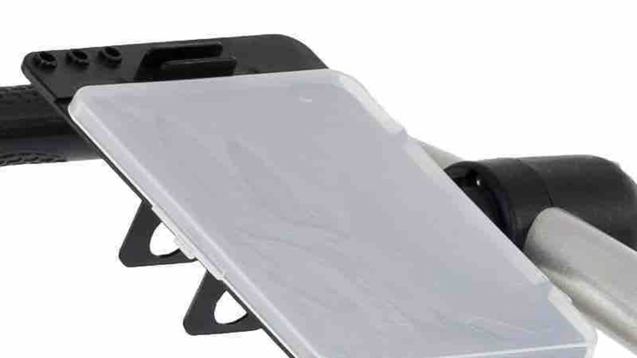 Der Scorekartenhalter des Falcon Down Hill Control Elektro-Trolleys von Leisure and Sports. (Foto: Leisure and Sports GmbH)