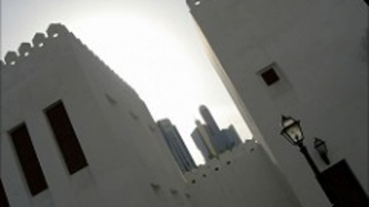 <h2>Historische Spuren: Qasr Al Hosn</h2>
Die erste dauerhafte Siedlung des Emirates ist ein eindrucksvolles kultruelles Erbe. Errichtet aus Korallen und Muscheln wurden für den Bau Werkstoffe aus dem Meer verwendet. Einst bot der im Sonnenlicht glänzende Wachtturm Seefahrern wichtige Orientierung bei der Navigation. Aktuell wird Qasr Al Hosn aufwendig restauriert. Den Scheichs sind also nicht nur ihre Wolkenkratzer wichtig.<br>(Foto: flickr/Dr. JanosKorom)