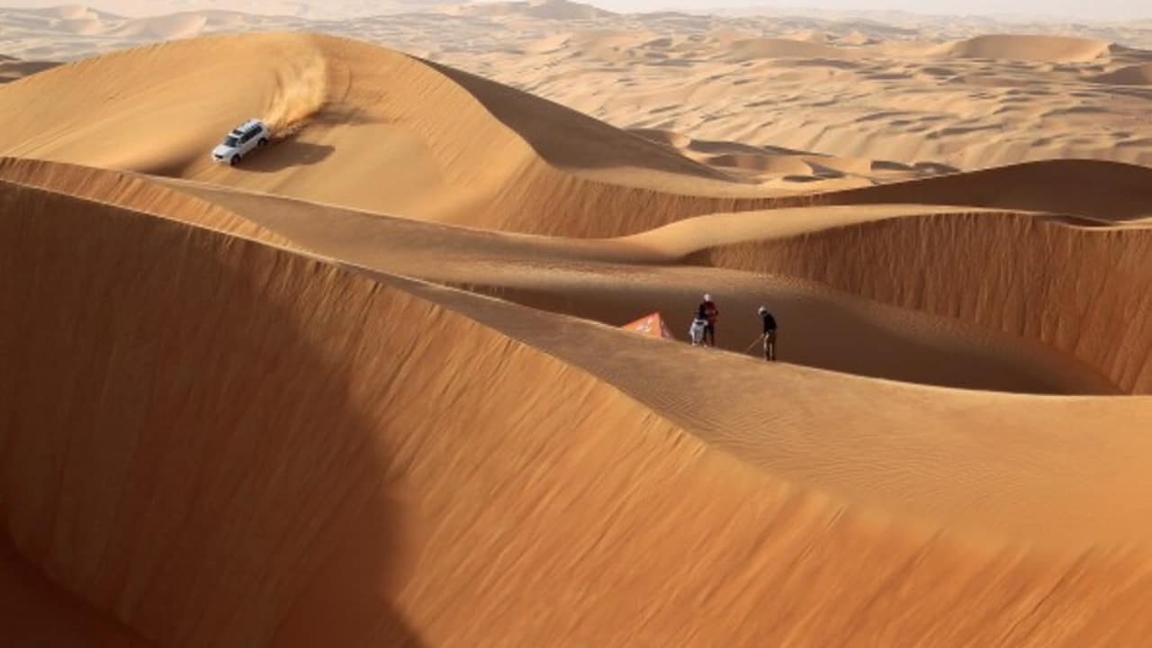 <h2>Abschlag in den Dünen</h2>
Das Sandmeer der Liwa Wüste im Landesinneren liefert ebenfalls einen atemberaubenden Anblick. Während der Drive von Martin Kaymer elegant in die Dünen segelt, dreht ein Jeep spektakuläre Schleifen auf einer Sand-Rampe. Ein Ausflug in die raue Wüste lohnt sich jedoch nicht nur, um ein paar Bälle zu schlagen.<br>(Foto:Getty)