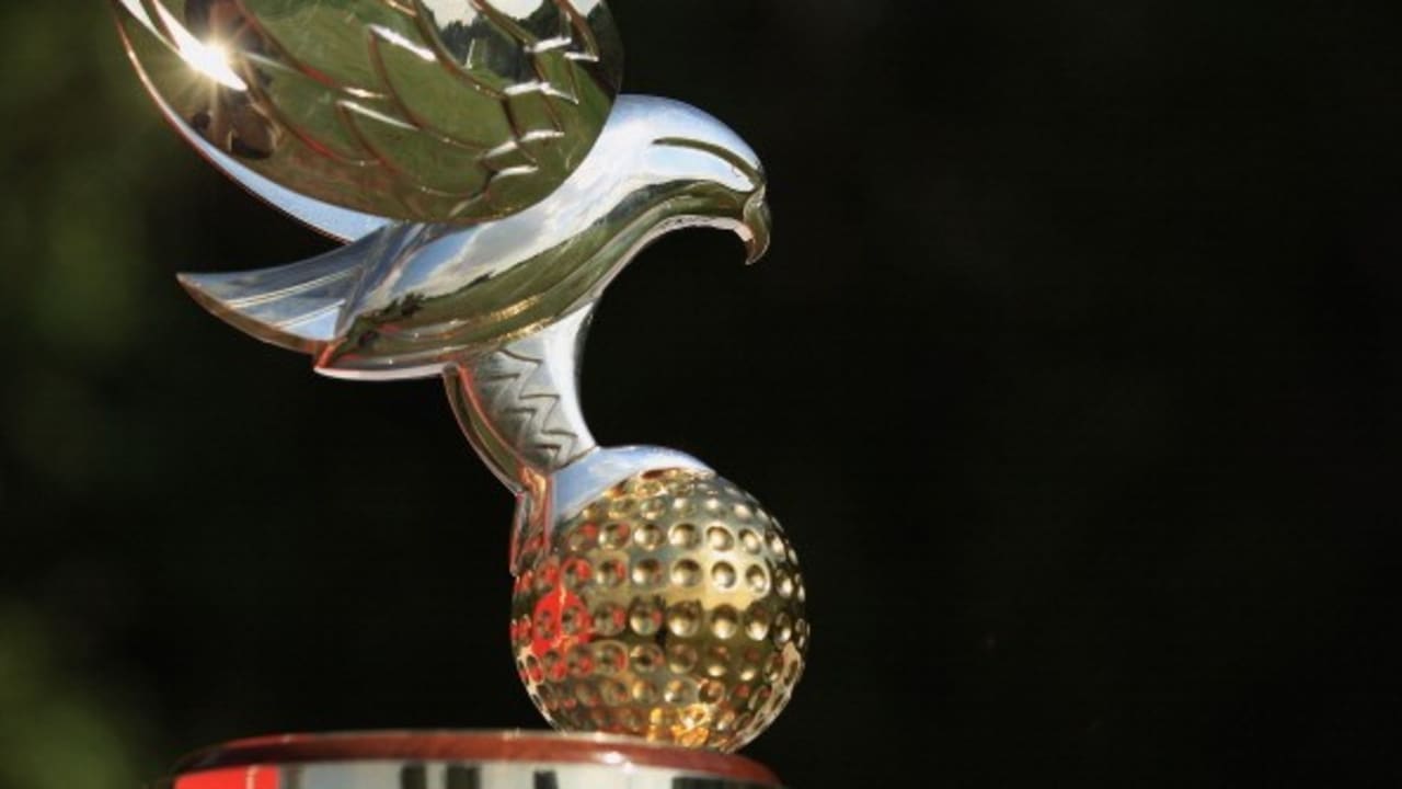 <h2>Einen Golfball fest in den Klauen</h2>
Auch die begehrte Trophäe der Abu Dhabi HSBC Golf Championship ziert ein edler Falke. Seit 2006 gastiert die European Tour im Zuge des Desert Swings traditionell im Abu Dhabi Golf Club. <br> (Foto: Getty)