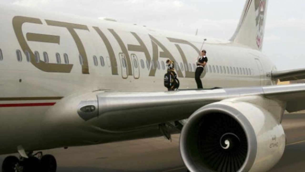 <h2>Runway statt Fairway</h2>
Nicht aufs Grün, sondern auf die Landebahn: Ein Flügel der anderen Art war bereits wiederholt Schauplatz eines speziellen Werbetermins der nationalen Fluggesellschaft Etihad Airways. Abschläge von der Tragfläche gehören auch bei den Profigolfern nicht zum alltäglichen Geschäft. Es sah jedoch nach großem Vergnügen aus. <br> (Foto: Getty)