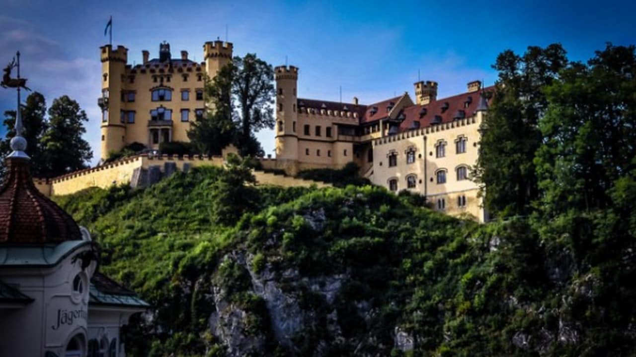<h2>Burg Hohenschwangau</h2>
Das Schloss diente der königlichen Familie als Sommerresidenz (Foto: flickr).