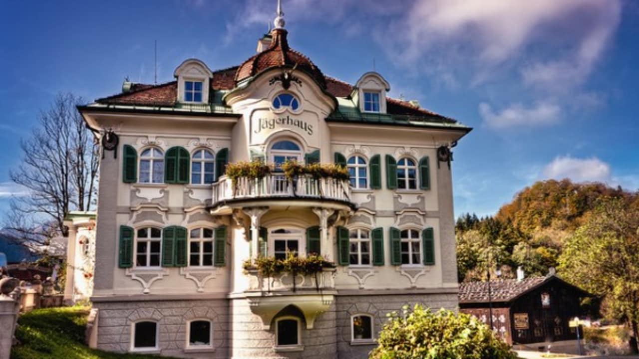 <h2>Das Jägerhaus</h2>
In dieser Villa residierten die Baumeister und Architekten des Königs. Heute kann man hier selbst erfahren wie es ist königlich zu residieren (Foto: flickr).
