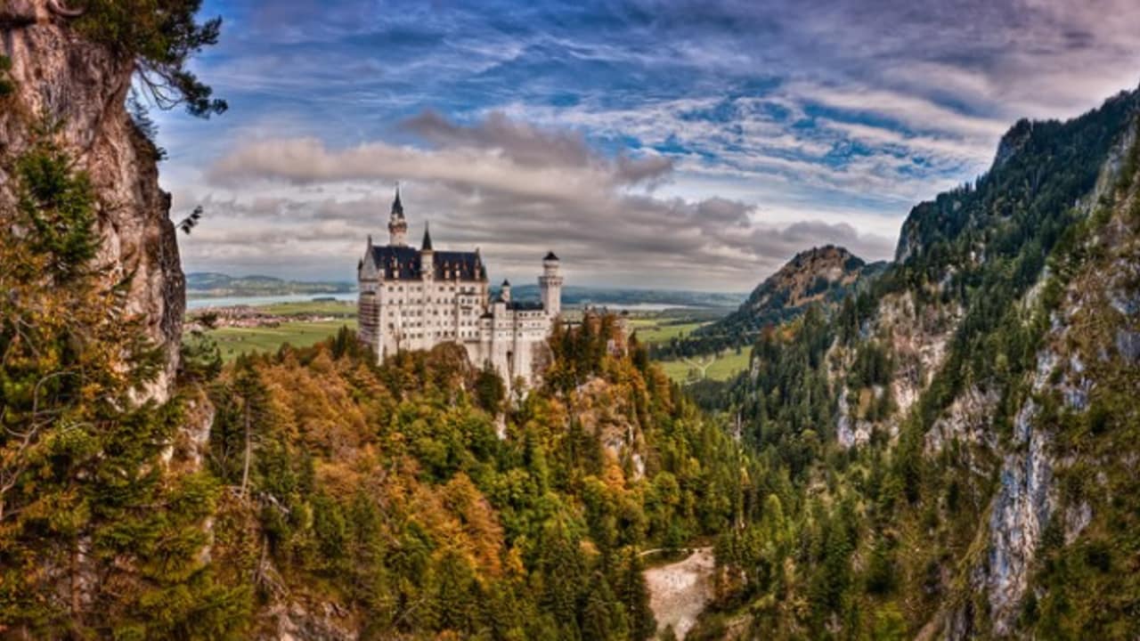 <h2>Schloss Neuschwanstein</h2>
Das berühmteste Schloss von König Ludwig II ist eine der bekanntesten Sehenswürdigkeiten Deutschlands (Foto: flickr).