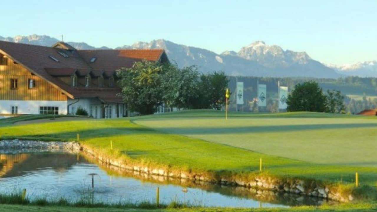 <h2>Auf der Gsteig</h2>
Hier genießen Golfer neben dem Spiel eine wunderschöne Aussicht (Foto: s.schöttl).