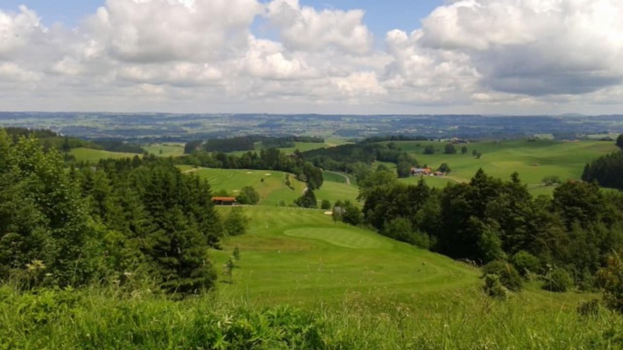 <h2>Höchster Abschlag Deutschlands</h2>
In Wiggensbach schlagen Golfer vom höchsten Abschlag Deutschlands in 1011m Höhe ab (Foto: s.schöttl).
