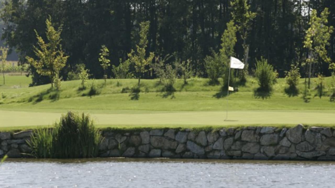 <h2>Mercedes Benz Golf Course</h2>