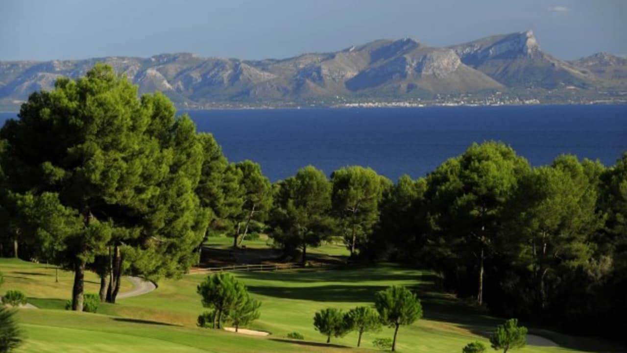 Der Club de Golf Alcanada liegt im Norden Mallorcas und ist direkt am Meer gelegen. Er bietet von fast allen Löchern einen traumhaften Meerblick. Dieser Golfplatz zählt zu den renommiertesten in Spanien und Europa. (Foto: Club de Golf Alcanada)