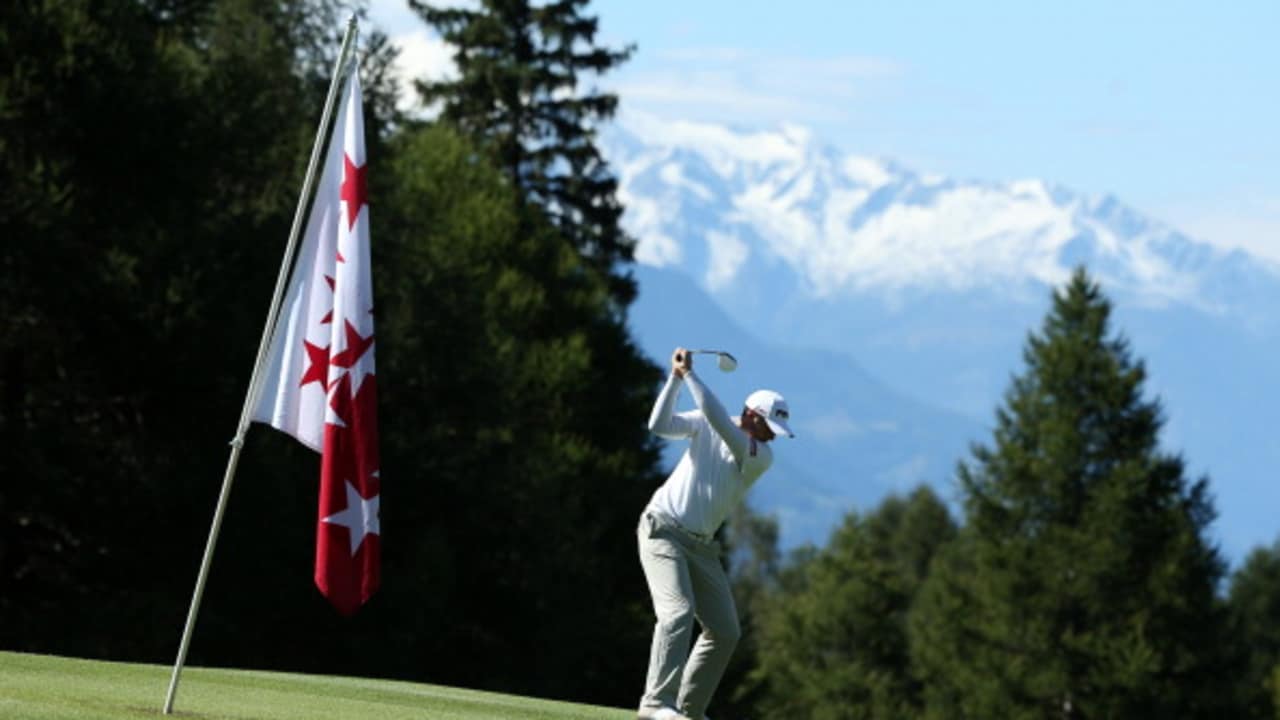 ... genießen die Golfpros eine grandiose Bergkulisse. (Foto: Getty)