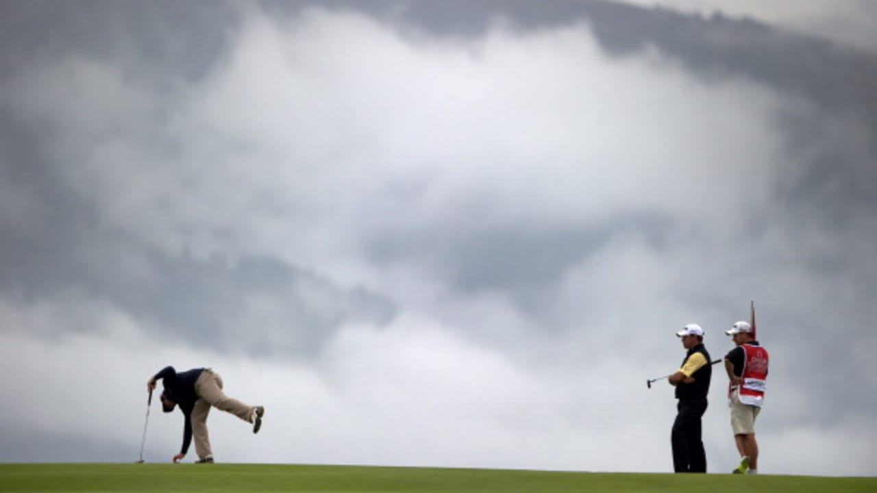 Lee Westwood aus England beobachtet bei aufziehendem Nebel den US Open Champion Rory McIlroy am siebten Loch. (Foto: Getty)