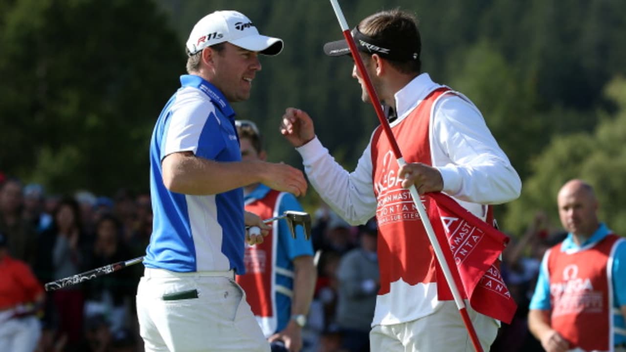 ... das Turnier in den Alpen für sich entscheiden. Hier freut er sich am letzten Loch mit seinem Caddie. (Foto: Getty)