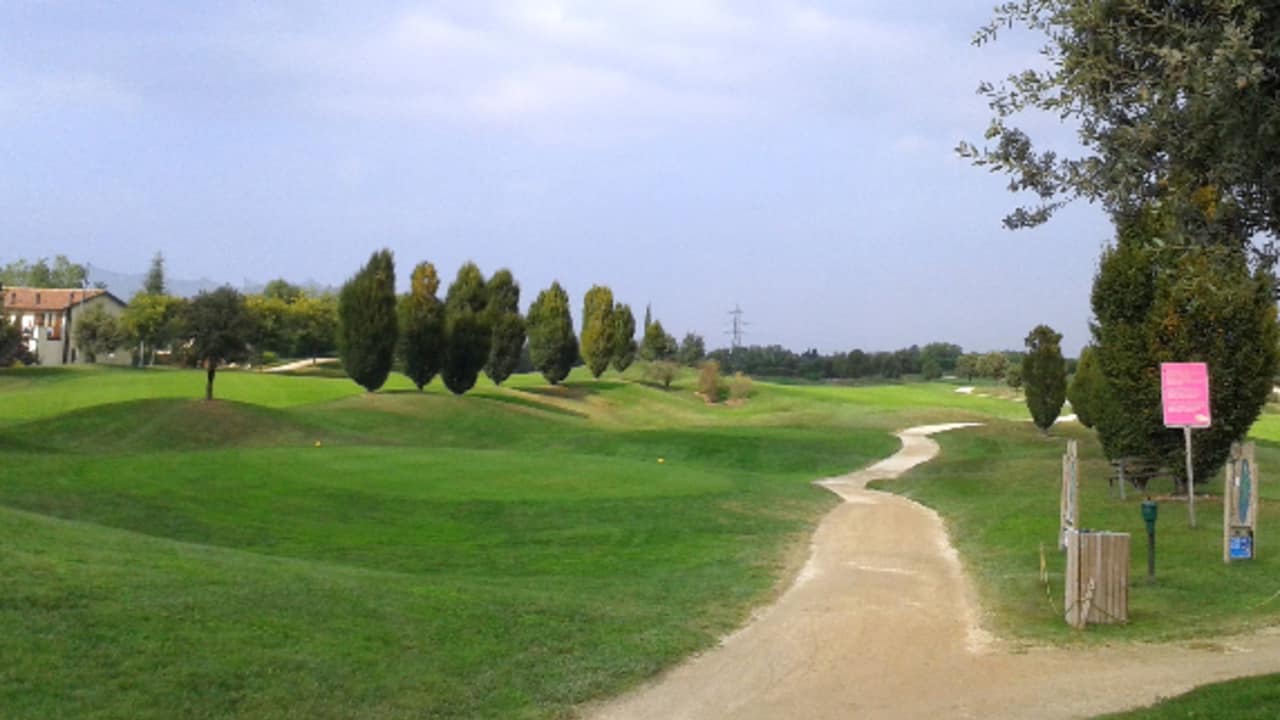 Das Golf Post Team hat es sich auch nicht nehmen lassen am Gardasee einmal Golf zu spielen. Dabei sind die nun folgenden Bilder entstanden. Schon hier zu sehen: Die Zypressenbäume. (Bild: Golf Post)